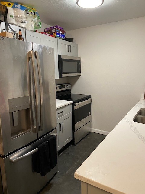 Building Photo - 1300 Golden Cir