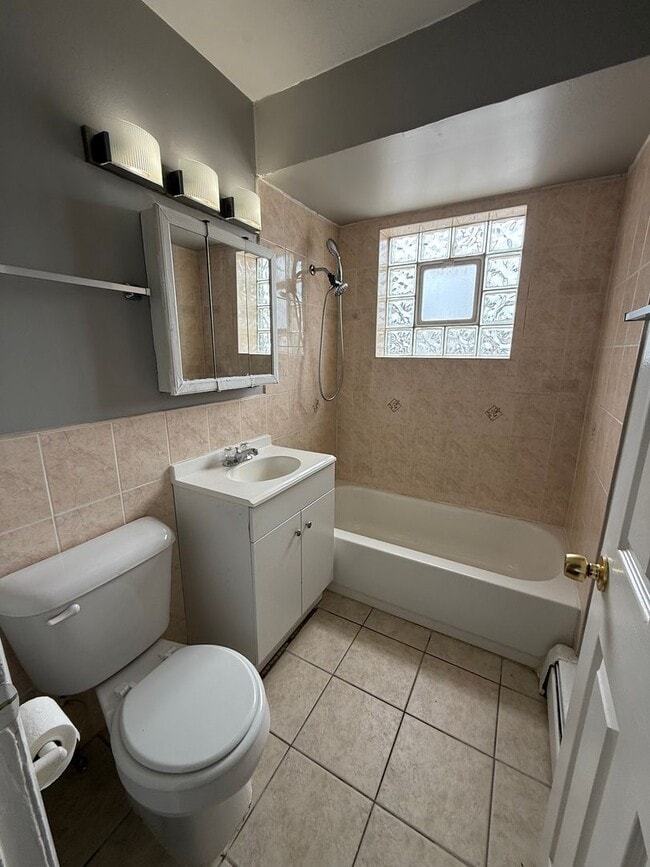 Building Photo - 2bed/1bath unit close to restaurants and s...