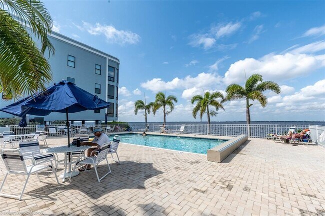 Building Photo - 1750 Jamaica Way