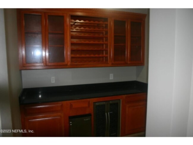 Building Photo - Beautiful, spacious 5/3 home