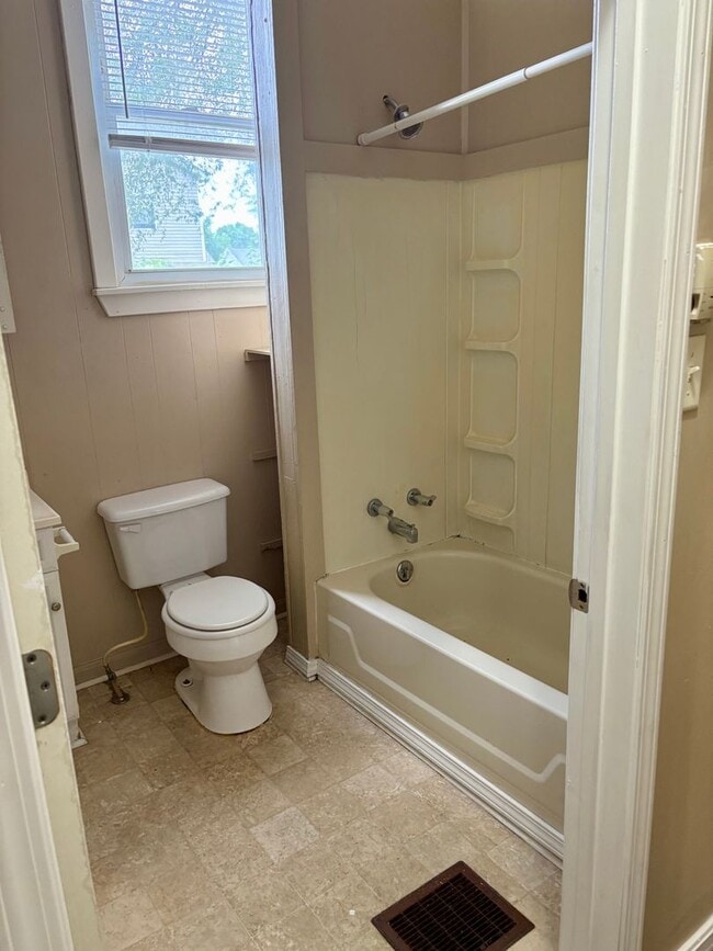 Building Photo - 3 bedroom 2 bath house for rent