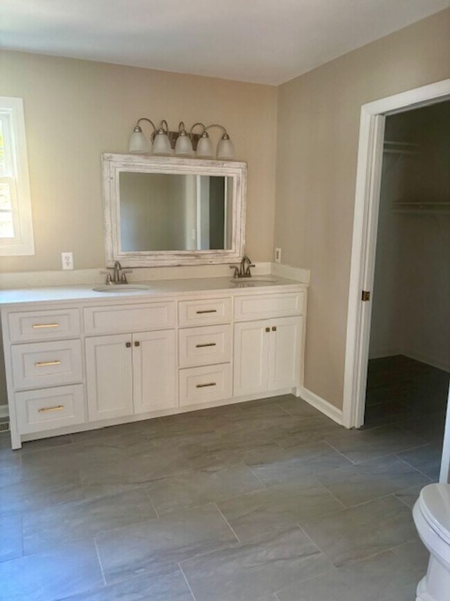 Building Photo - Renovated Hammond Hills Gem