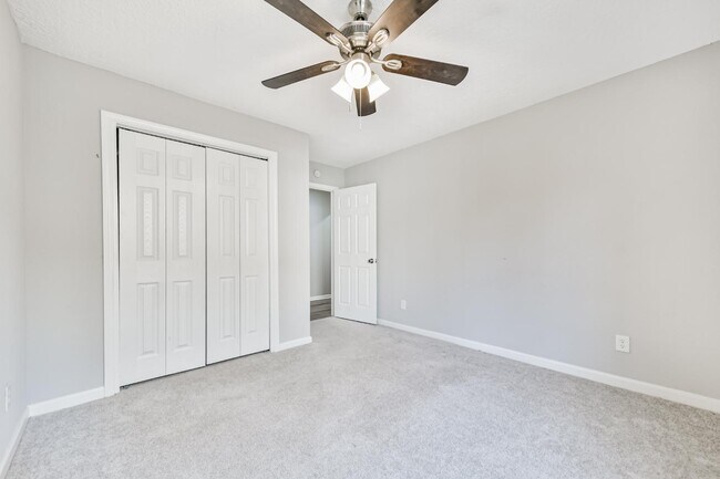 Building Photo - 305 Red Haven Dr