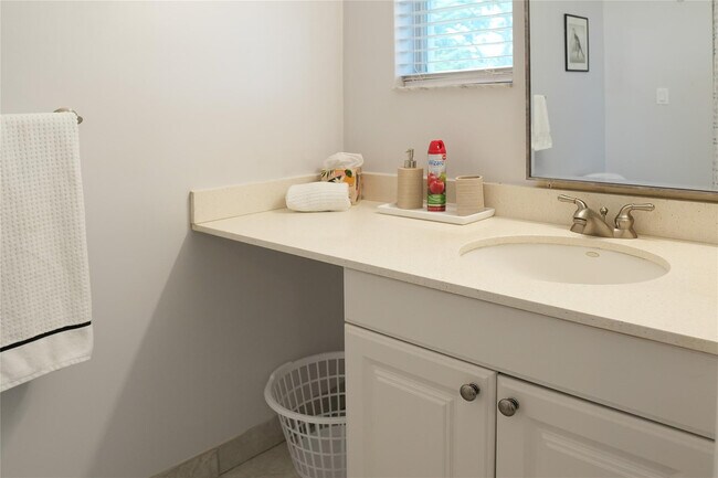 Building Photo - 821 SW 13th Ct