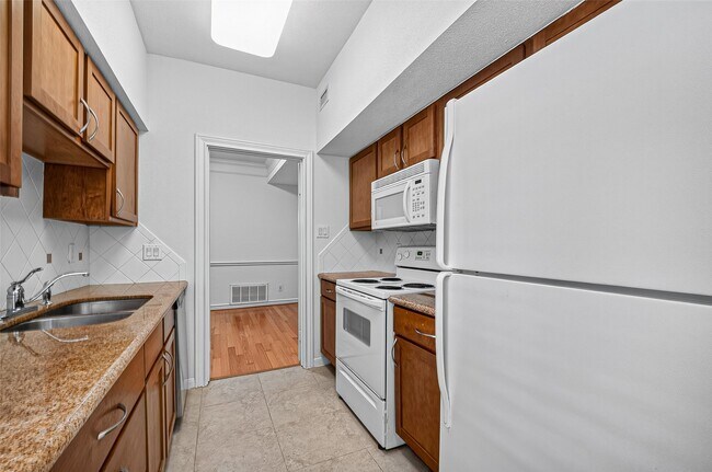 Building Photo - 2700 Revere St