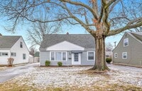 Building Photo - Stunning 5 Bed, 2 Bath Euclid Ohio!