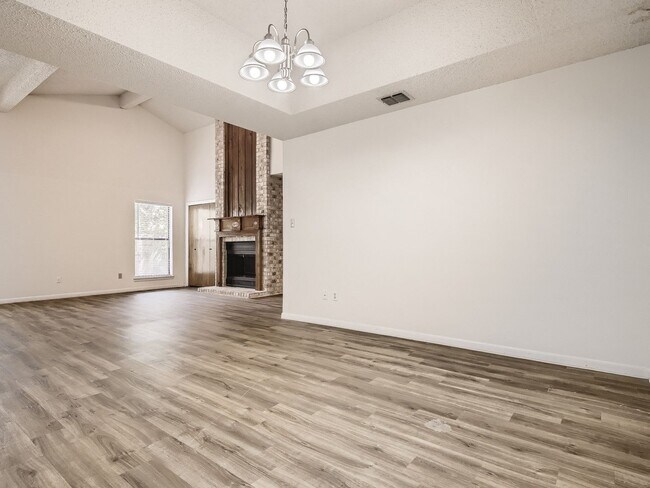 Building Photo - Northwest Hills 2/2 with Study, Large Gara...