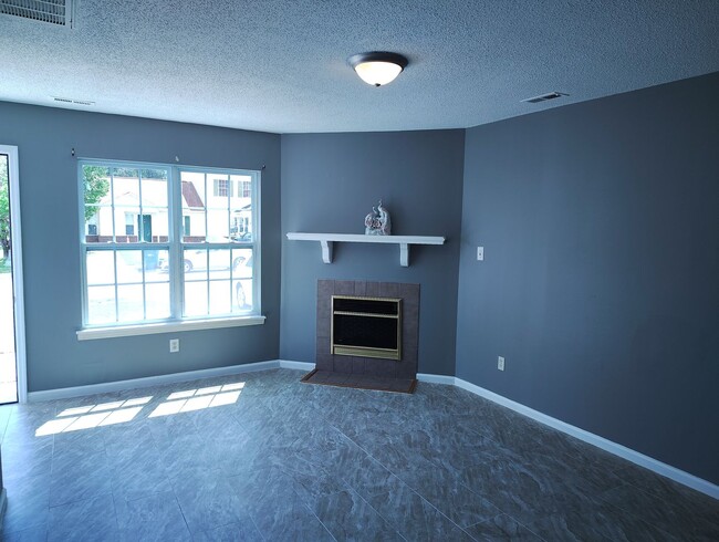 Building Photo - Cute Townhome
