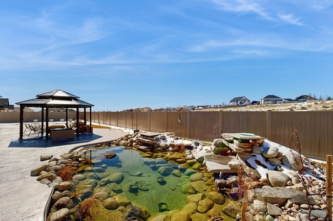 Building Photo - Large Spacious 4 Bedroom Home in Desirable Highland with Private Backyard and Finished Basement