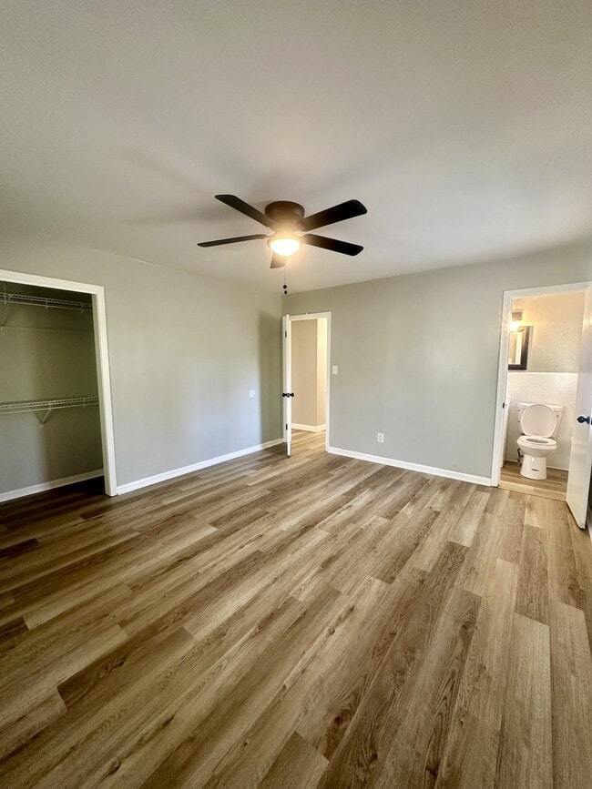 Building Photo - 2100 Park Ln