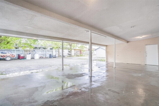 Building Photo - 16900 Wellborne Rd