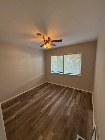 Building Photo - 1009 E Garfield Ave