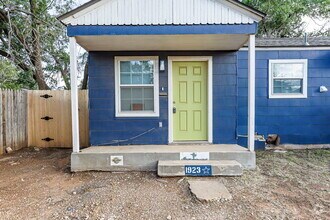 Building Photo - Newly Remodeled Duplex with Modern Touches...