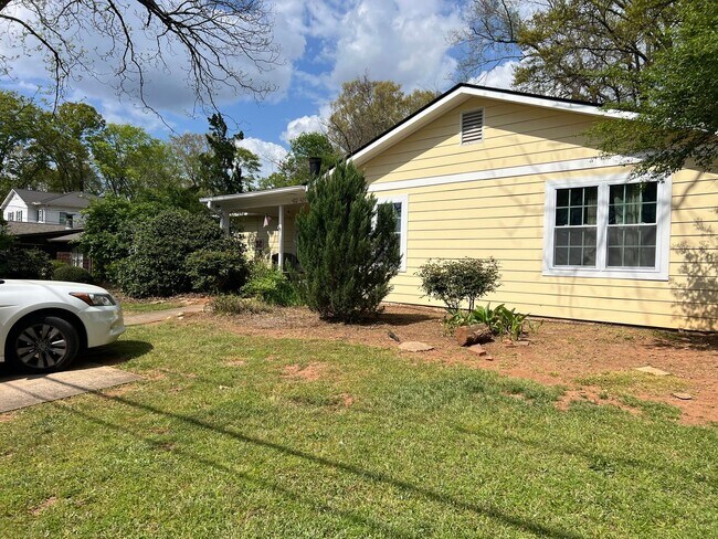 Building Photo - 2 Bedroom Duplex in Boulevard with a Yard