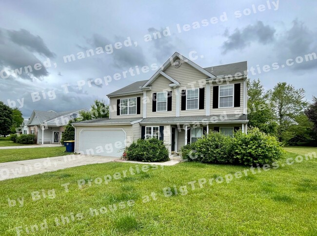 Primary Photo - Large 4 bedroom 2.5 bath 2 car garage hous...