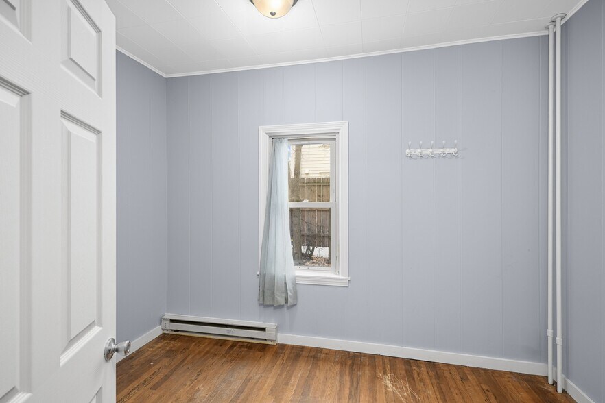 Building Photo - 810 4th St S