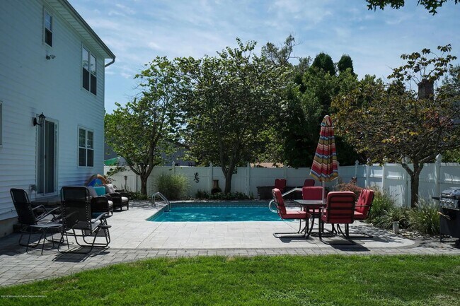 Building Photo - Charming Colonial on Quiet Cul-de-Sac