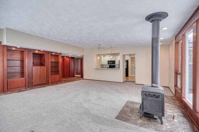 Building Photo - 225 E 25th St