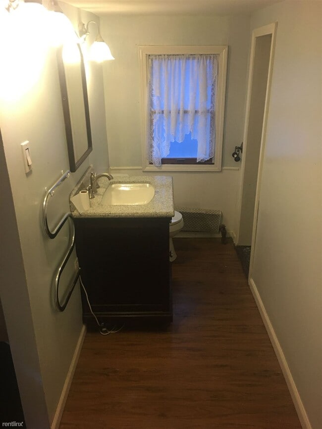 Building Photo - 3 br, 1 bath Duplex - 44 Division St