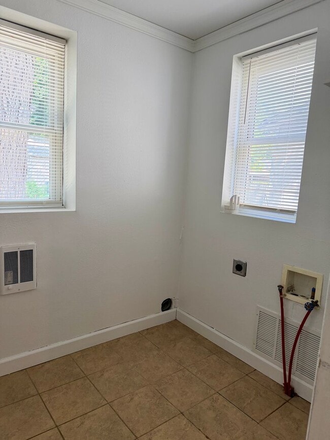 Building Photo - 3 Bed/1.5 Bath House For Rent with 2 Car Garage!