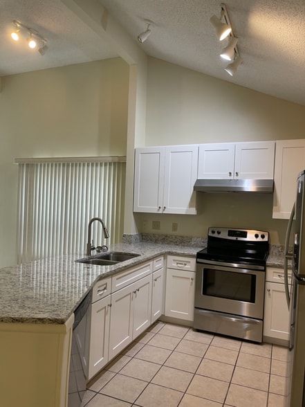 Building Photo - 3027 Yorktown Cir