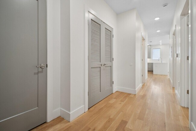 Building Photo - 382 7th St
