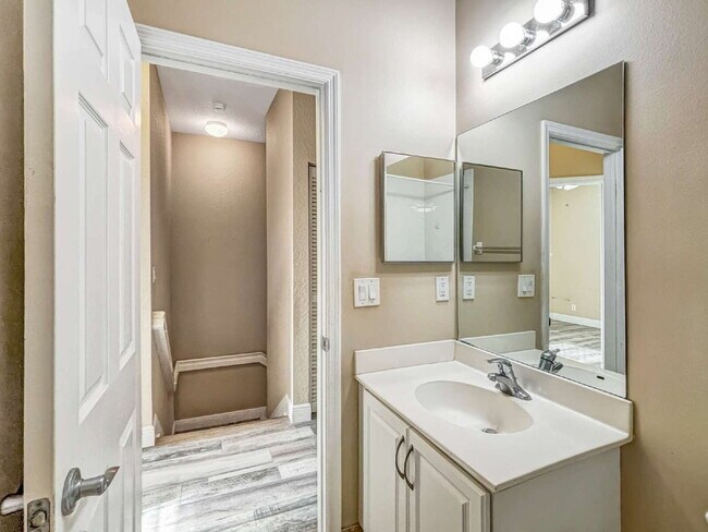 Building Photo - Well-Maintained 3-Bedroom Townhouse in Botanica | 1-Car Garage | Jupiter