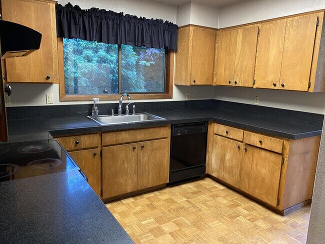 Building Photo - 2558 Troy Ct