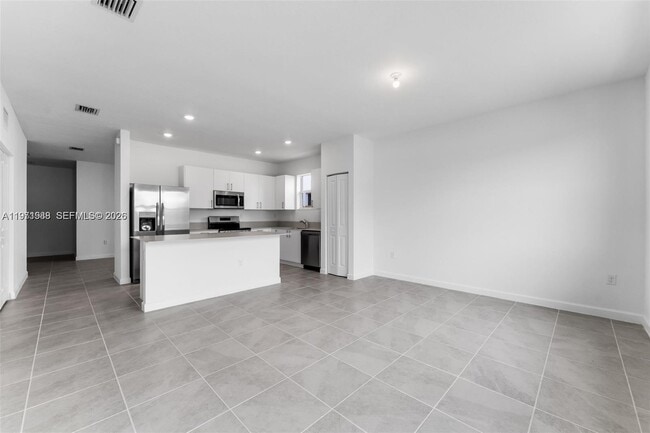 Building Photo - 2960 SE 23rd Ave