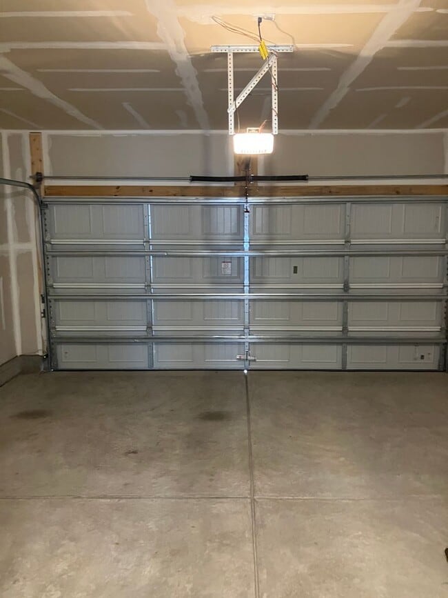 Building Photo - Beautiful Like new 3 bedroom Home in Gambi...