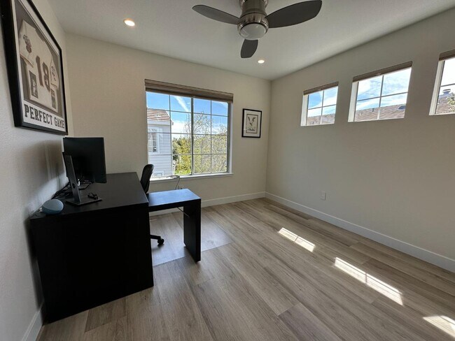 Building Photo - 1 Passage Ln