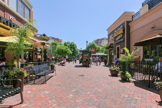 Building Photo - 395 Laurent St NW