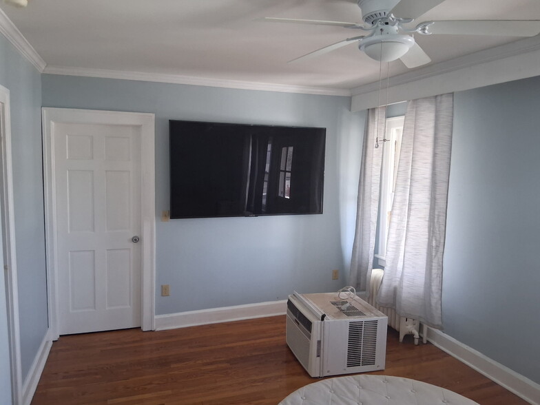 Master BR - 624 Providence St