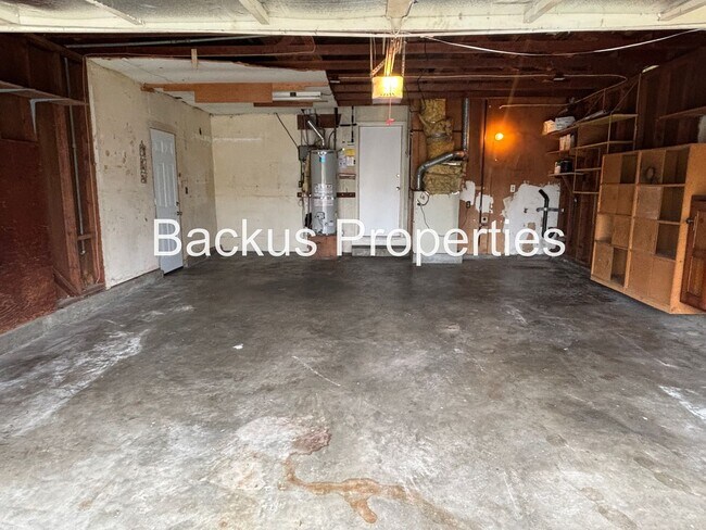 Building Photo - 827 Bedford Dr