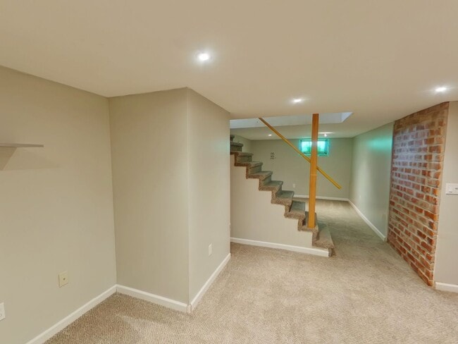 Building Photo - 1027 N Old Manor Rd