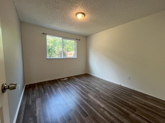 Building Photo - Spacious Yet Cozy 3BR/2BA Home with Garage...