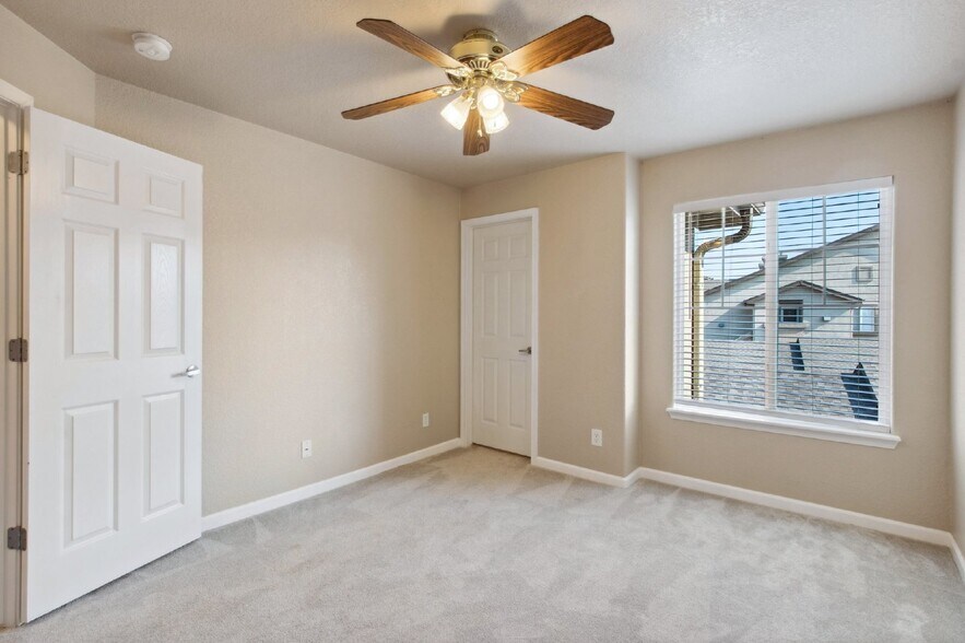Building Photo - Updated 2-Bed, 2-Bath Condo Just 15 Minute...