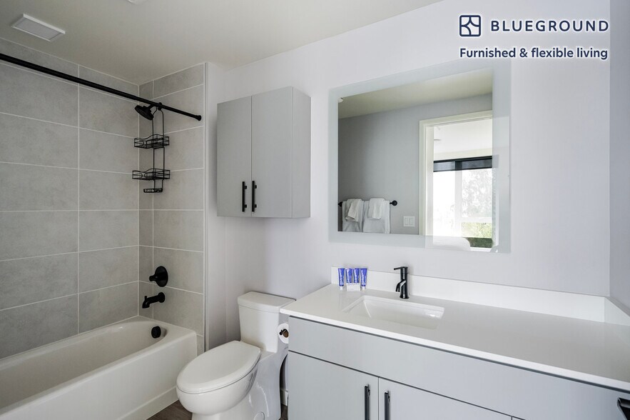 Building Photo - 10050 NE 10th St