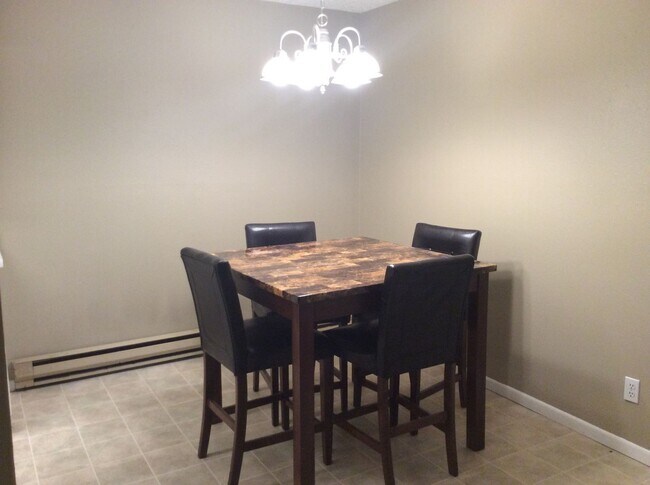 Building Photo - 2 bedroom, 1 bath apartment