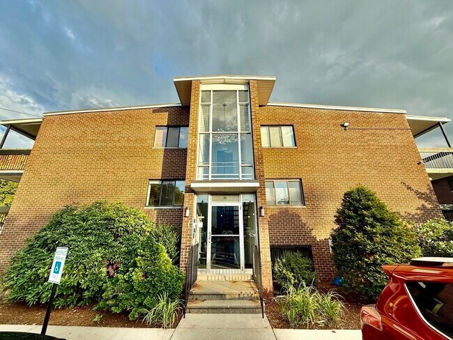 Building Photo - 160 Elm St