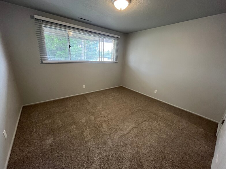 Building Photo - 160 N 400 E