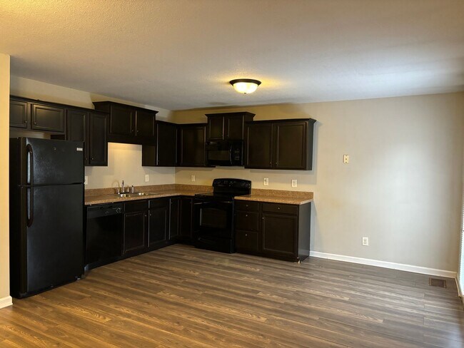 Building Photo - Townhome for rent near post!