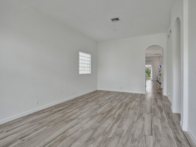 Building Photo - 41 Country Lake Cir