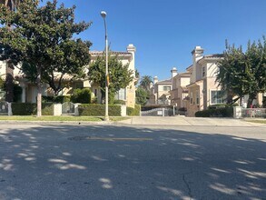 Building Photo - Cozy 2-bedroom Suites Condo in the most de...