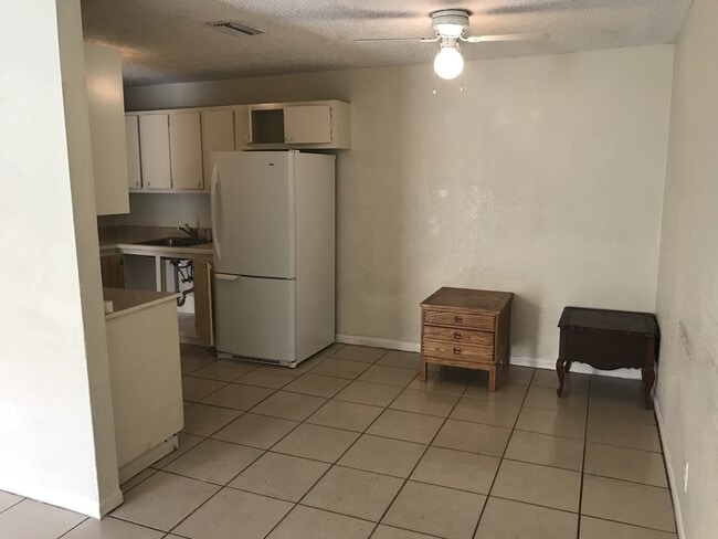 Building Photo - Large 2-1 with central air