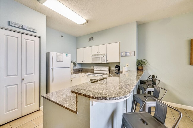 Building Photo - 9896 S Thomas Dr