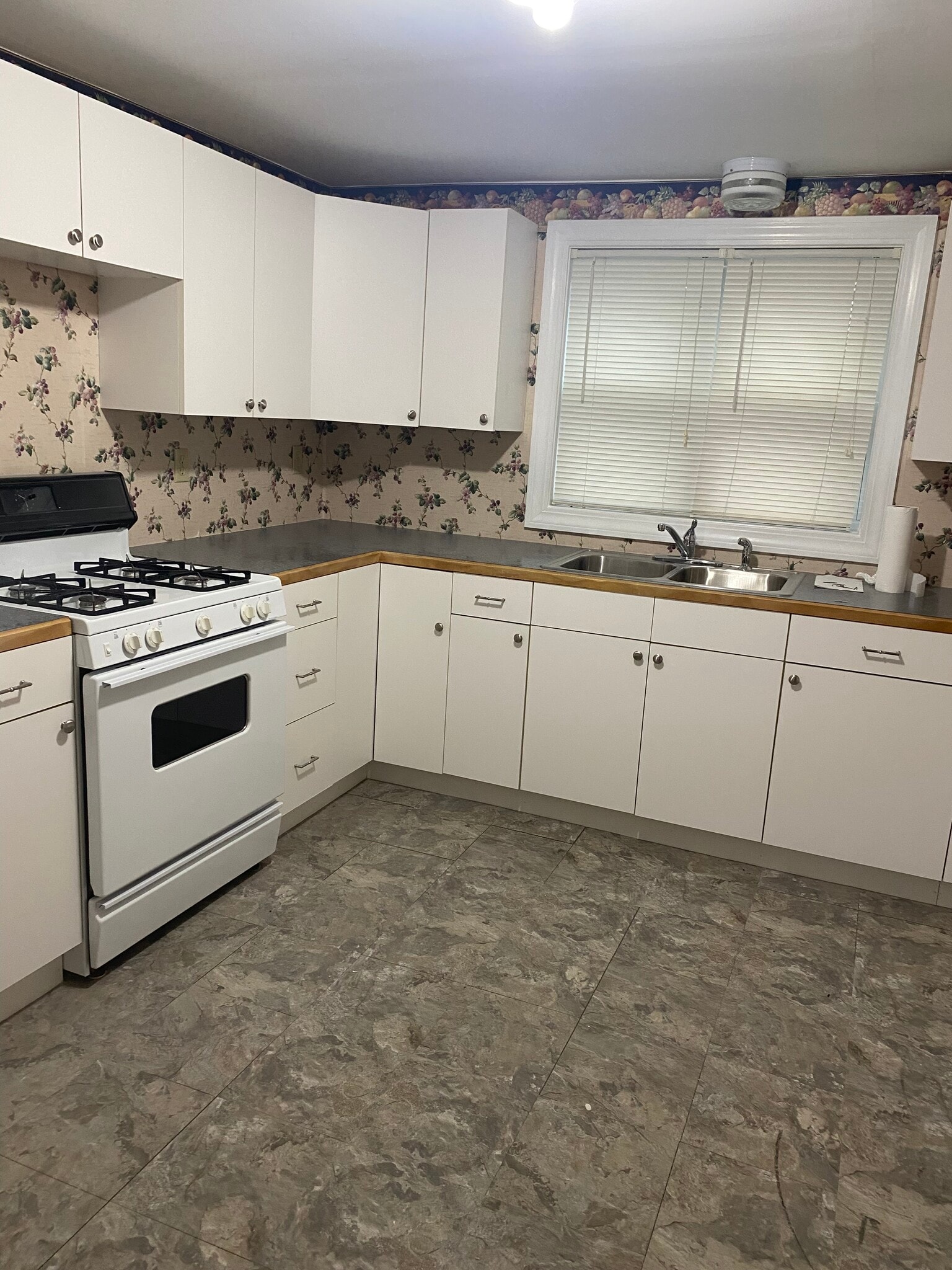 Kitchen - 190 Clover Pl