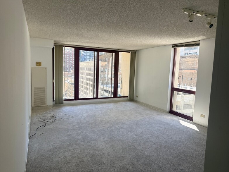 Building Photo - 200 N Dearborn St