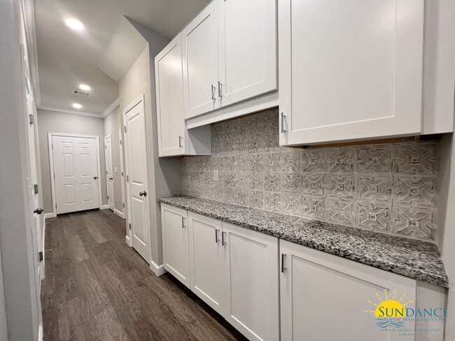 Building Photo - Custom Fort Walton Beach Townhouse in Gated Community!