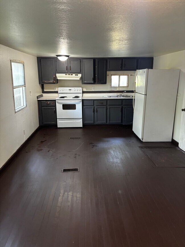 Building Photo - END OF MARCH SPECIAL.. HALF DEPOSIT IF LEASE IS SIGNED IN MARCH 2 BEDROOM 1 BATH